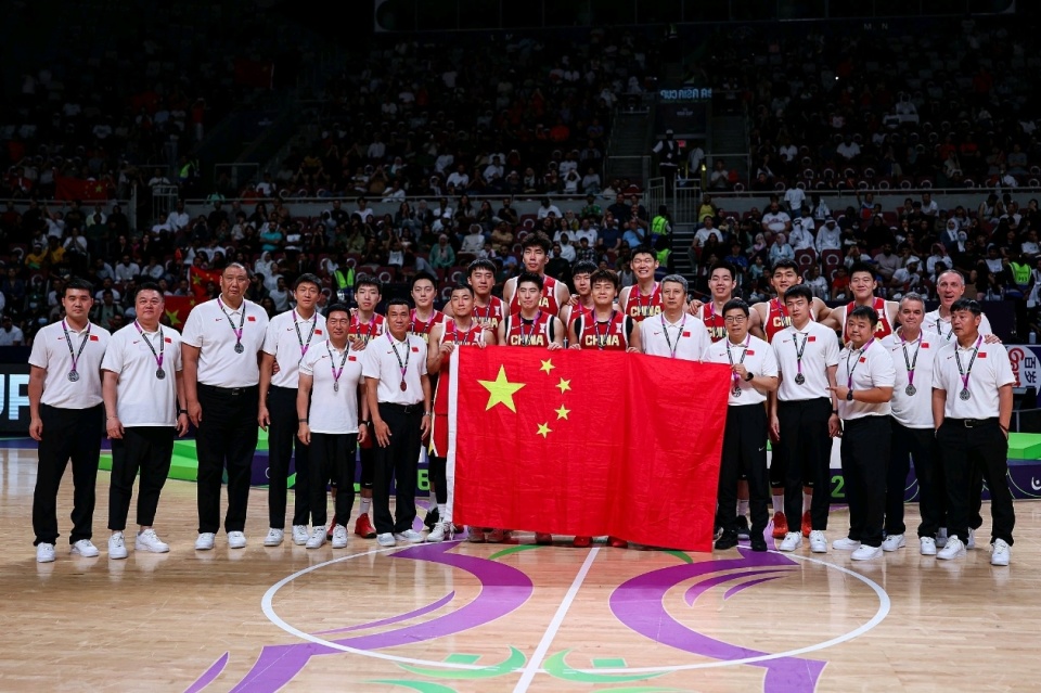 主动与他拥, 并肩作战, 但态度决定